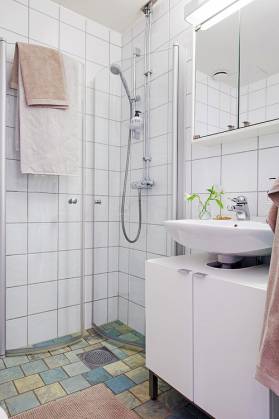 现代简约风格小户型卫生间毛巾架设计效果图