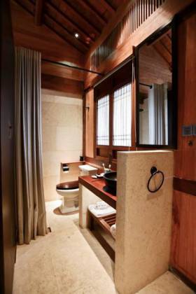 中式风格大户型卫生间浴帘装修设计图