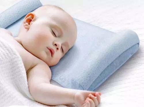 婴儿什么时候用枕头?枕头高度如何选择?三个月后最为合适!