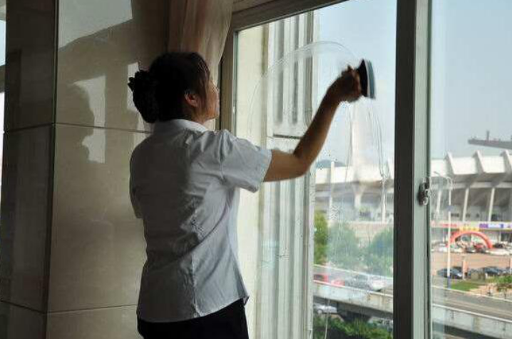 窗户玻璃怎么擦干净？能擦干净吗?有一些小技巧可以帮你轻松擦玻璃！