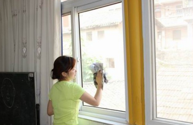 窗户玻璃怎么擦干净？能擦干净吗?有一些小技巧可以帮你轻松擦玻璃！