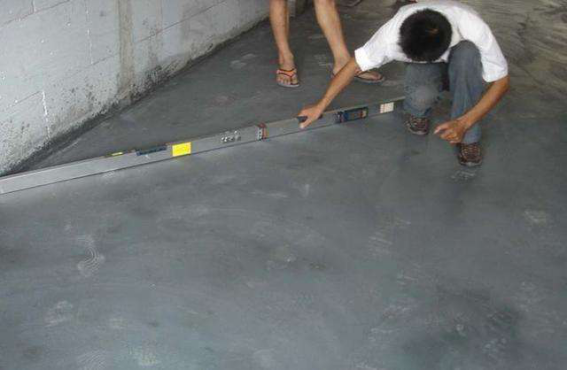 地面找平后多久可以铺地板？怎么判断地面找平后是否能够铺地板？