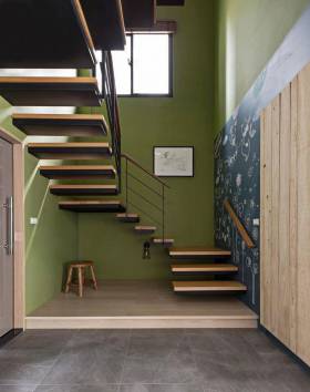 现代复式实木楼梯装修效果图