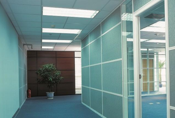 办公室隔断墙用什么材料好?哪些材料最适合做办公室隔断墙?