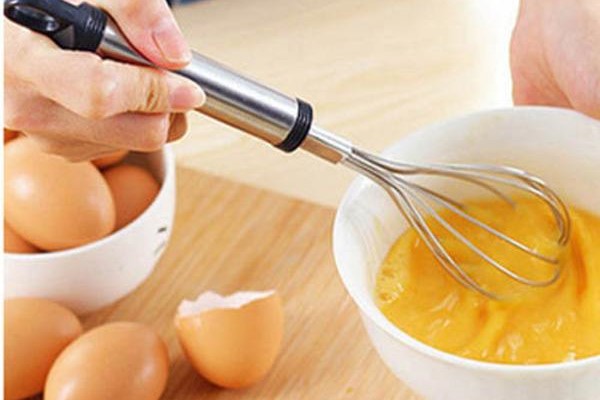 我们今天要讨论问题也是打蛋器有关，那就是用打蛋器打发蛋白大概需要多长时间?