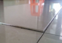 地板砖翘起来了怎么修？找寻到翘起原因更好修补！