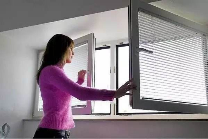 开空调的时候究竟能不能开窗，会有什么影响？
