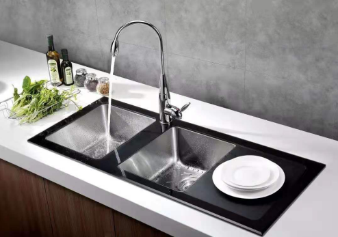 厨房水槽装单槽还是双槽？水槽哪种材质好用？