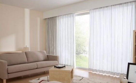 现代风格客厅窗帘怎么搭配？我们一起来学习一下窗帘的搭配方法吧！