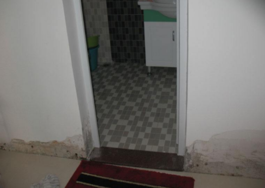 卫生间门口墙面渗水怎么处理？卫生间门口墙面为什么会渗水？